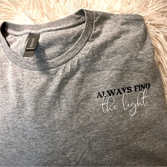 *SSV30* NWOT Sage and Serenity Vinyl Always Find the Light Tee - Picture 2 of 2